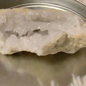 Rocky quartz comes with container